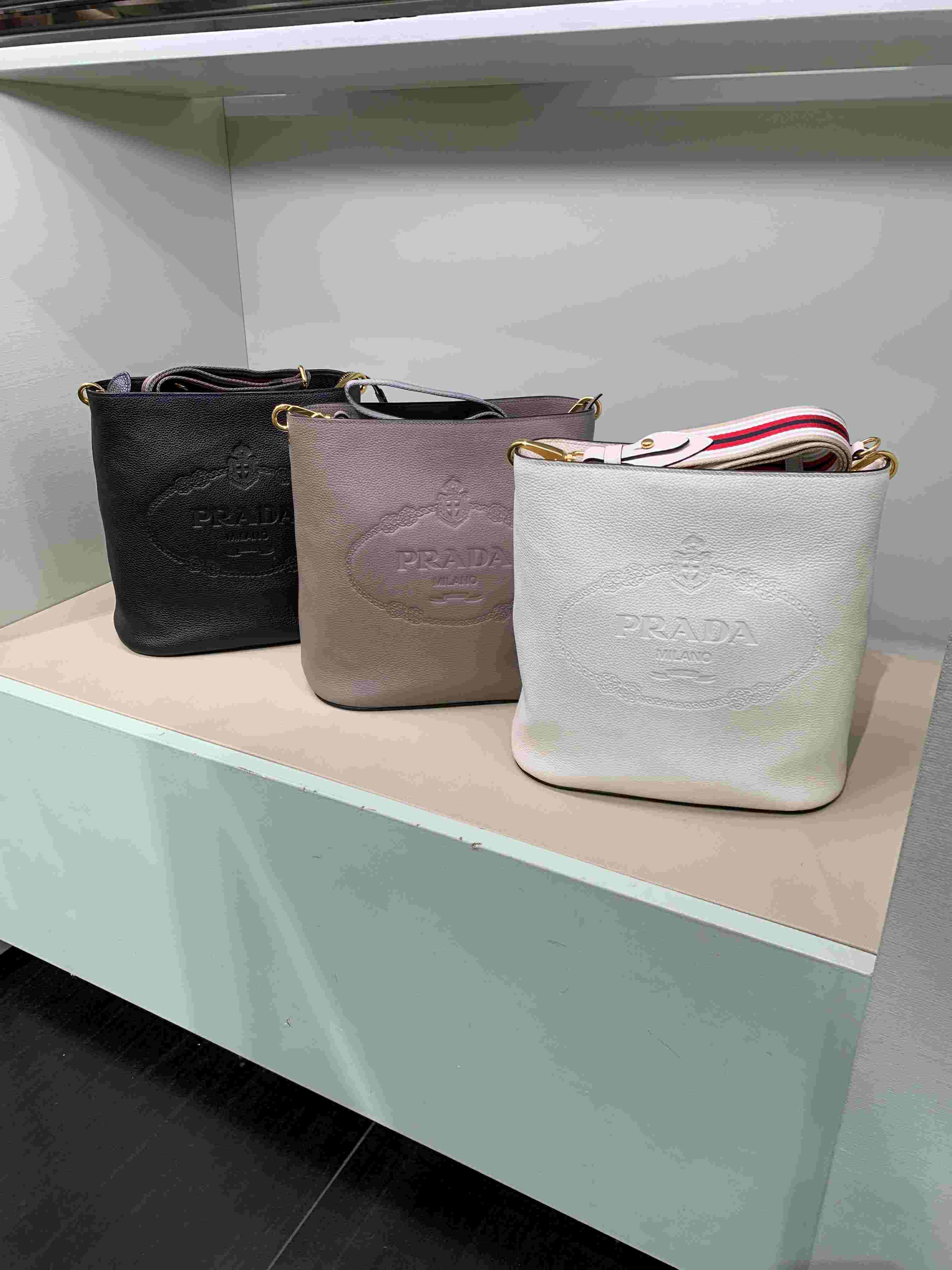 PRADA ヴィテロソフトレザーショルダーバッグ 1BE057