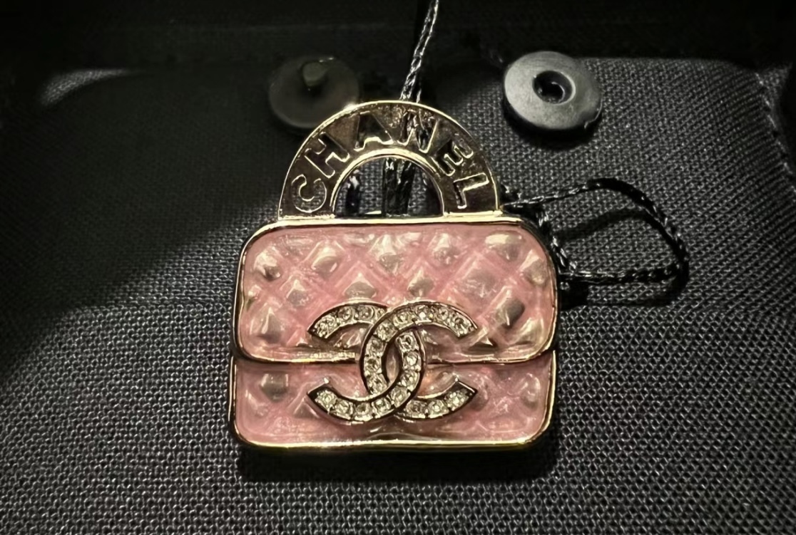 集めたくなる！小ぶりなバックモチーフが可愛い CHANEL ブローチ
