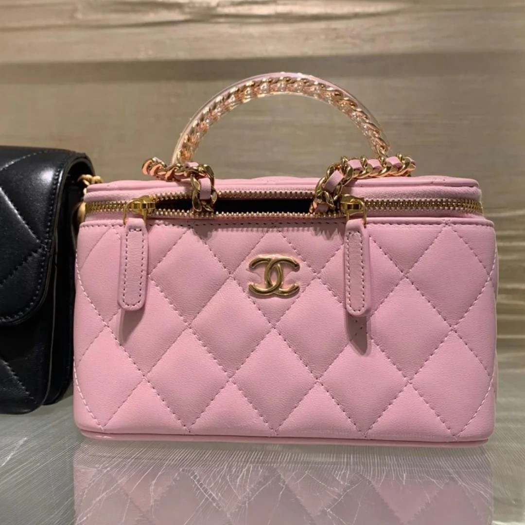 【コンパクトでカワイイ】CHANEL チェーンクラッチ コンパクトで可愛い♪【CHANEL】チェーンクラッチ