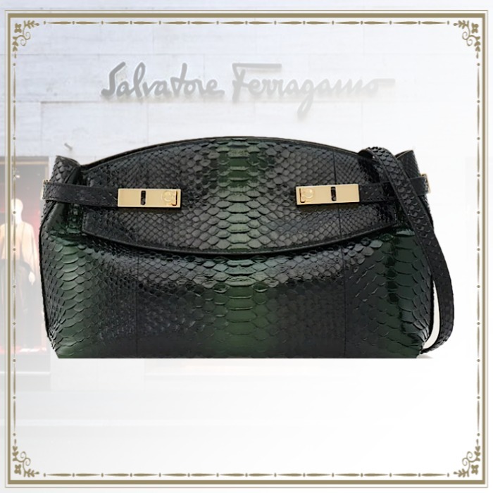 【★日本未入荷★】Salvatore Ferragamo ☆ Hug バッグ
