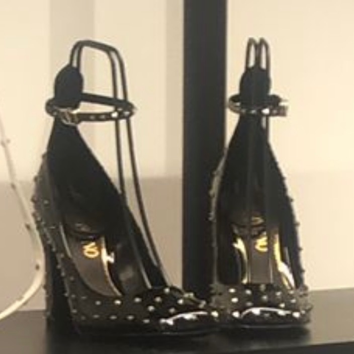 足元おしゃれ【VALENTINO】ヴァレンティノ エナメル パンプス