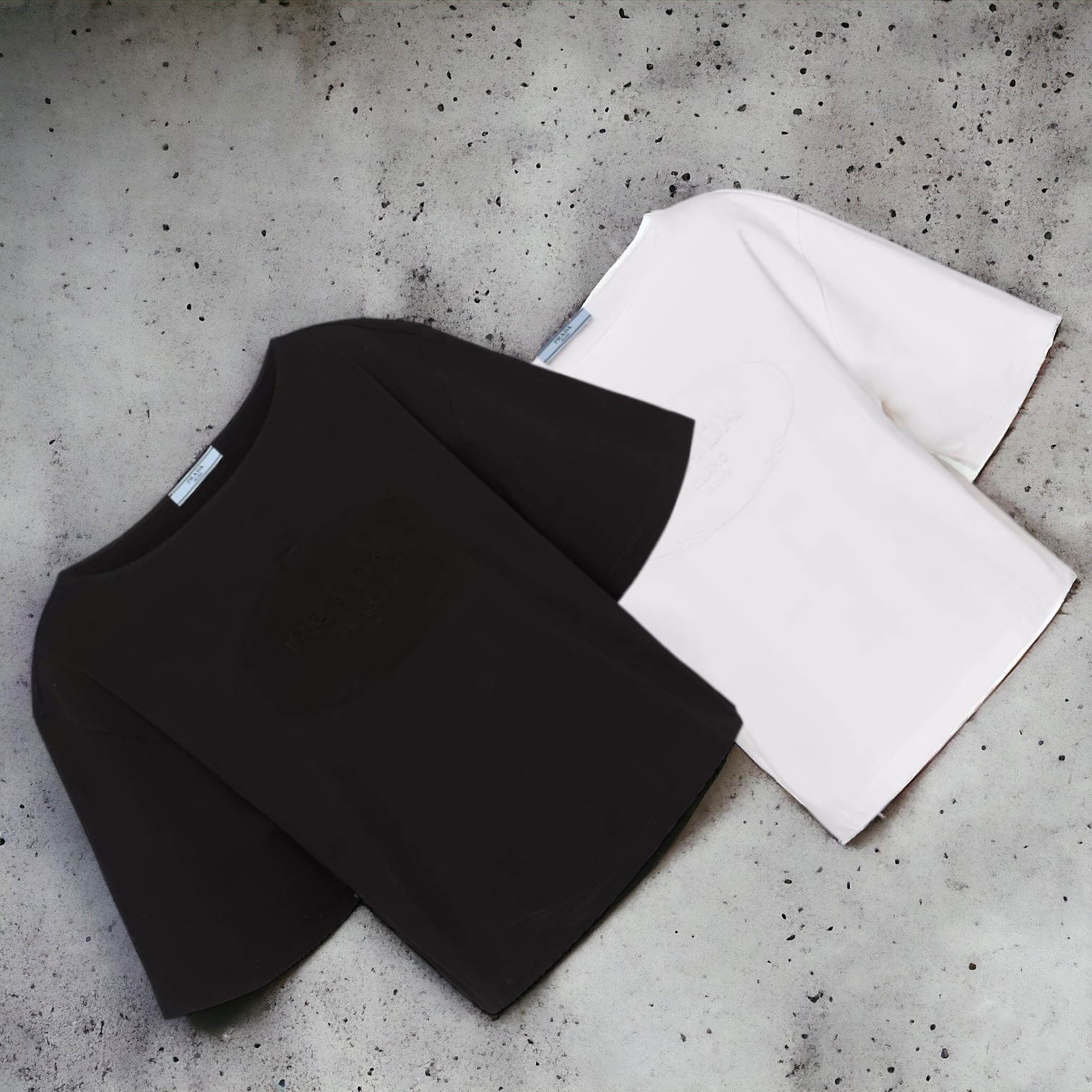 PRADA 直営店より ジャージー Tシャツ ショート丈 ロゴ入り 2色