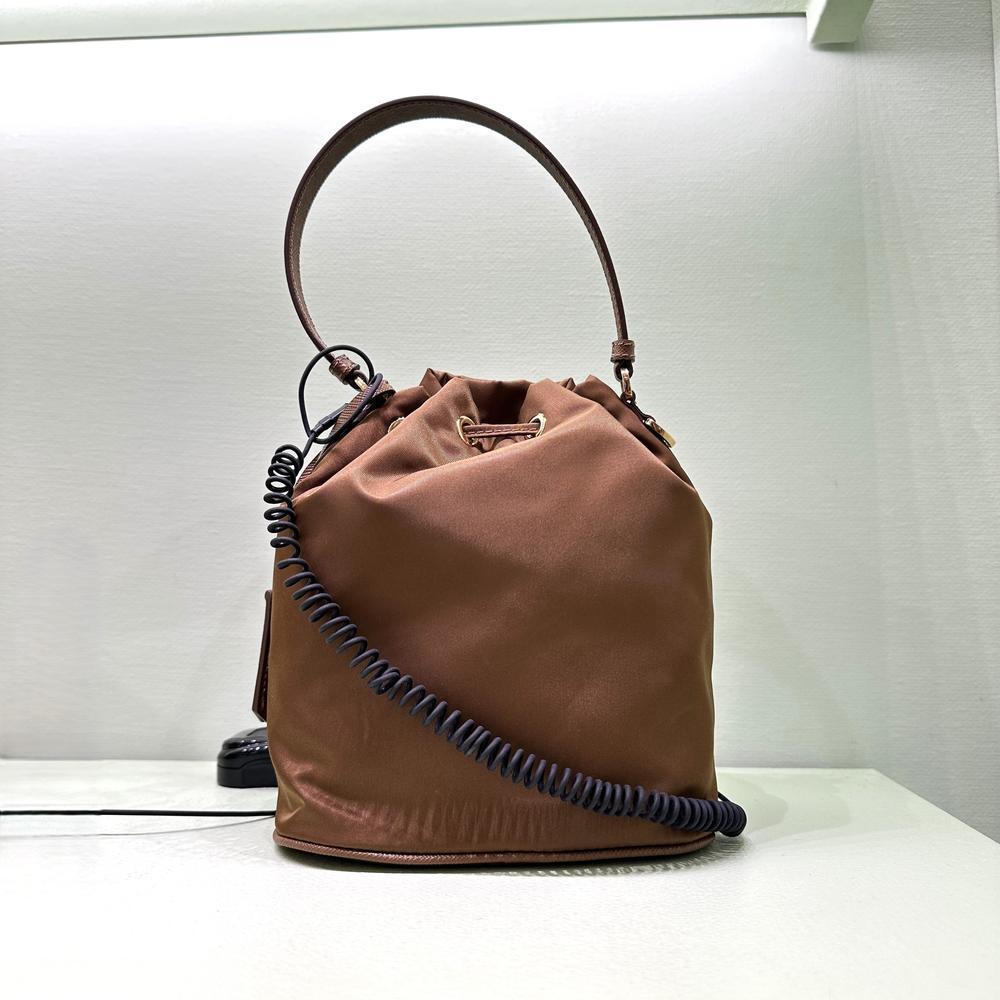 新作☆【PRADA】Prada Re-Edition ミニバッグ レザー（2色） Black Re-Nylon Prada Re-Edition 2000 mini-bag | PRADA