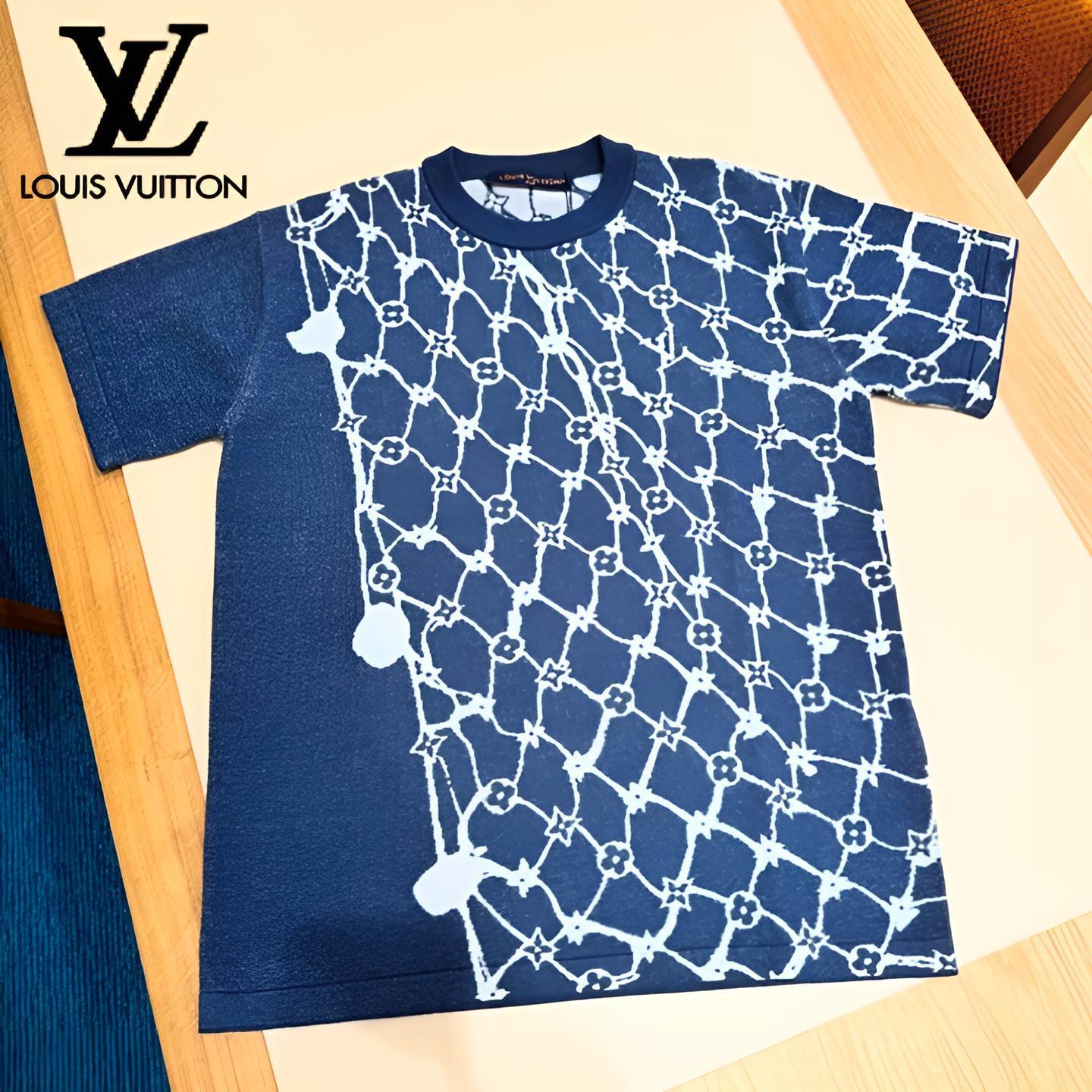 カジュアルな着こなし♪【Louis Vuitton】ロゴ入り Tシャツ