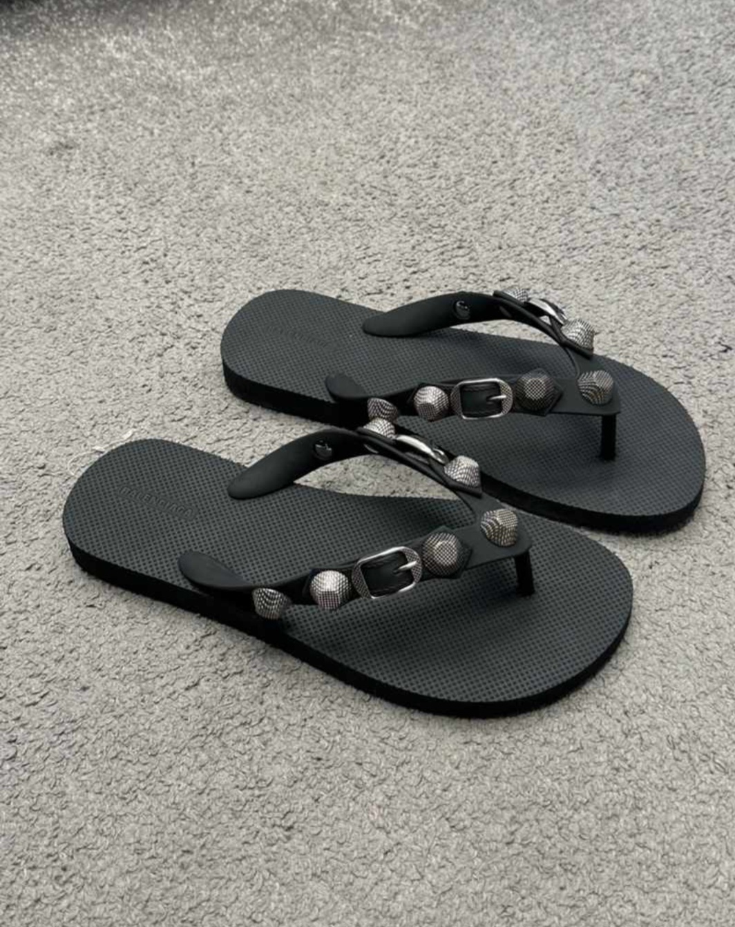 24SS BALENCIAGA CAGOLE サンダル ロゴ トング スタッズ ラバー 24SS BALENCIAGA CAGOLE サンダル ロゴ トング スタッズ ラバー