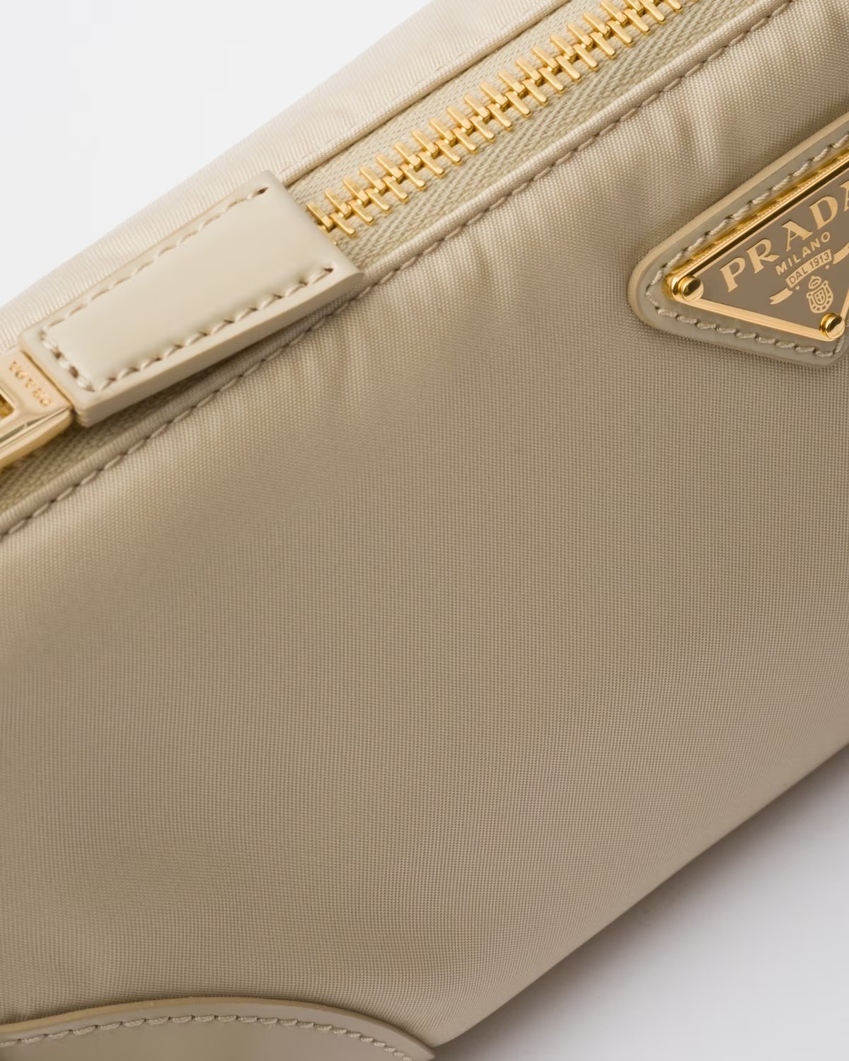 《送料無料》PRADA Re Edition 2002 brushed leathe bag