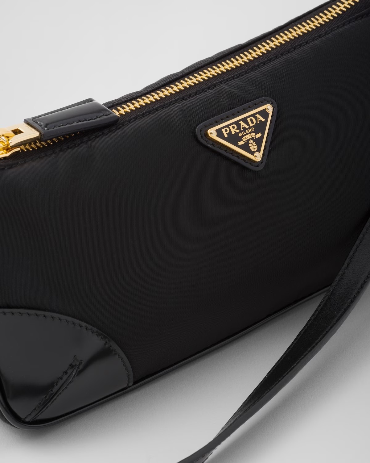 《送料無料》PRADA Re Edition 2002 brushed leathe bag