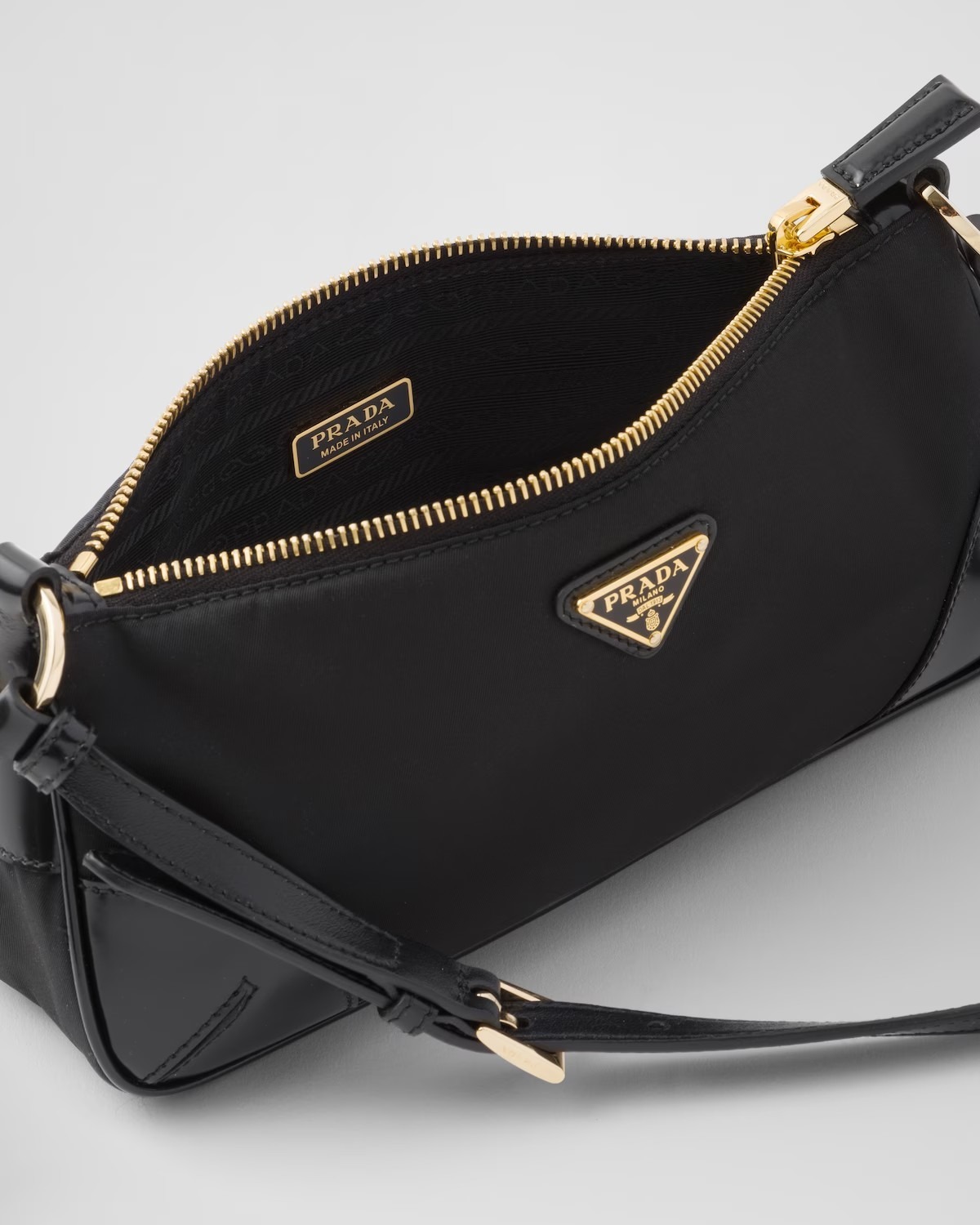 《送料無料》PRADA Re Edition 2002 brushed leathe bag