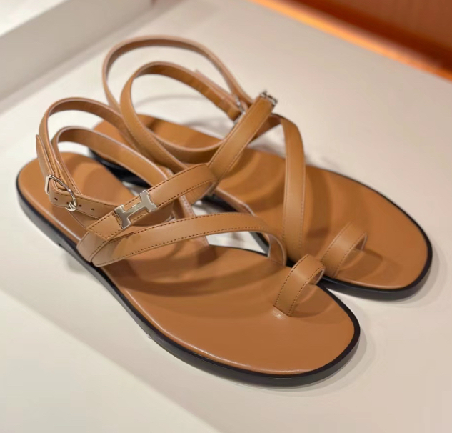 【フェミニンでカジュアルな足元】HERMES サンダル《ゴシップ》