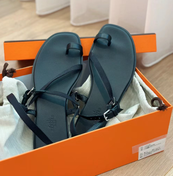 【フェミニンでカジュアルな足元】HERMES サンダル《ゴシップ》