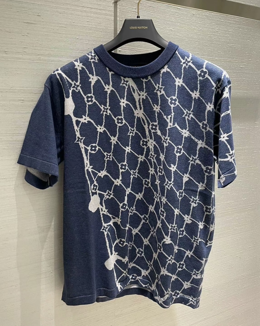 航海がテーマ 水面や船のネットにも見える Louis VuittonTシャツ