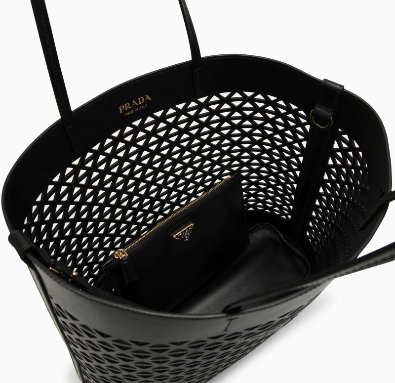 プラダ 大きな茶色の穴あき革のショッピングバッグ SS24 プラダ 大きな黒の穴あきレザー ショッピング バッグ