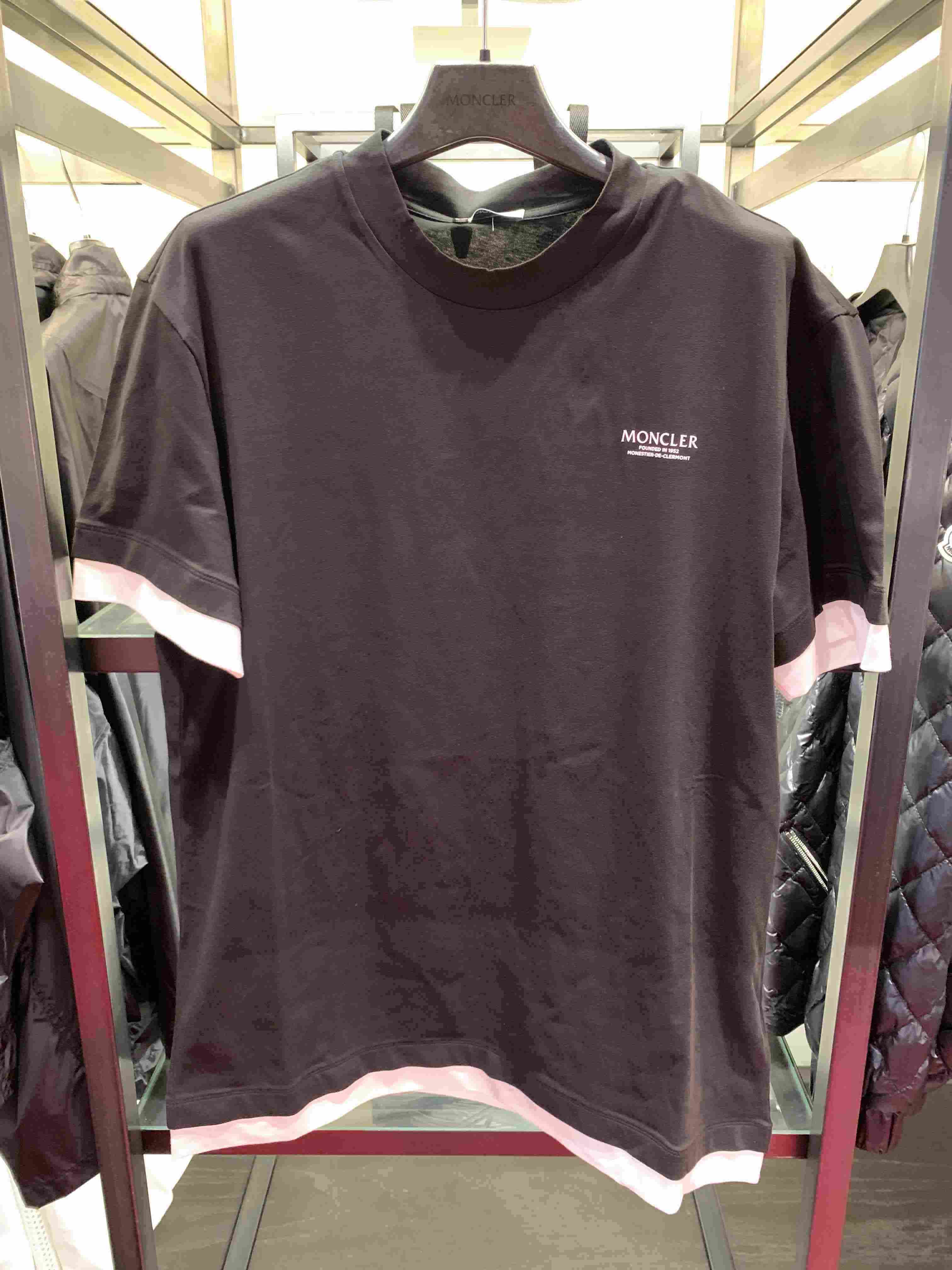 MONCLER 胸シグニチャーTシャツ セール！