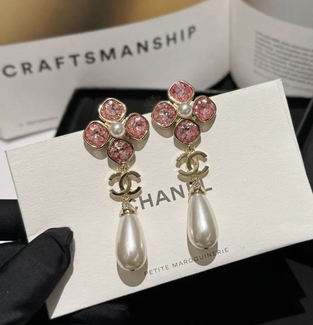 インパクト大な揺れるCCマークと春らしいお花 CHANEL ピアス