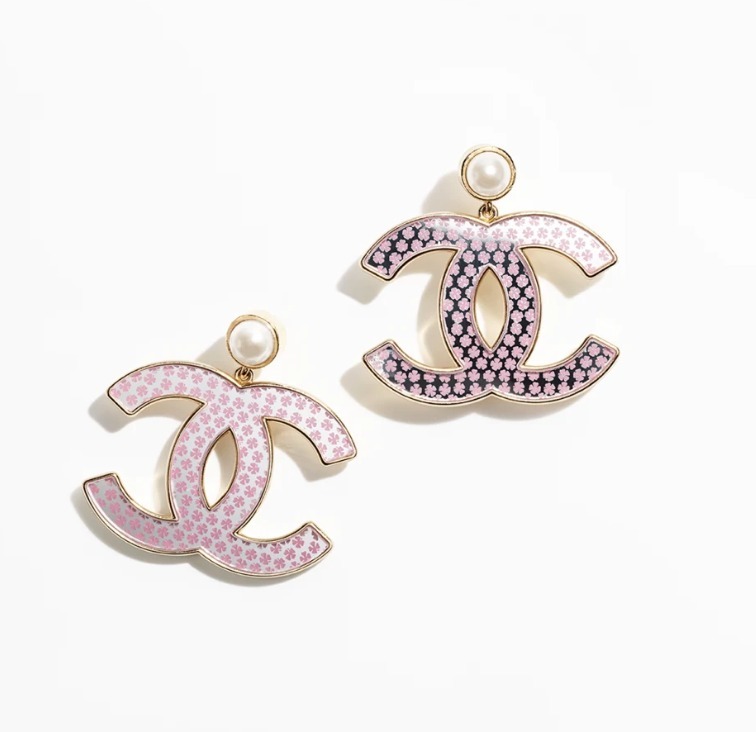 幸せを呼ぶ四葉のクローバーモチーフが入った CHANEL ピアス 幸せを呼ぶ四葉のクローバーモチーフが入った CHANEL ピアス