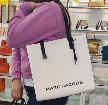 MARC JACOBS モノクロトーン ラージトート A4可 関税送料込