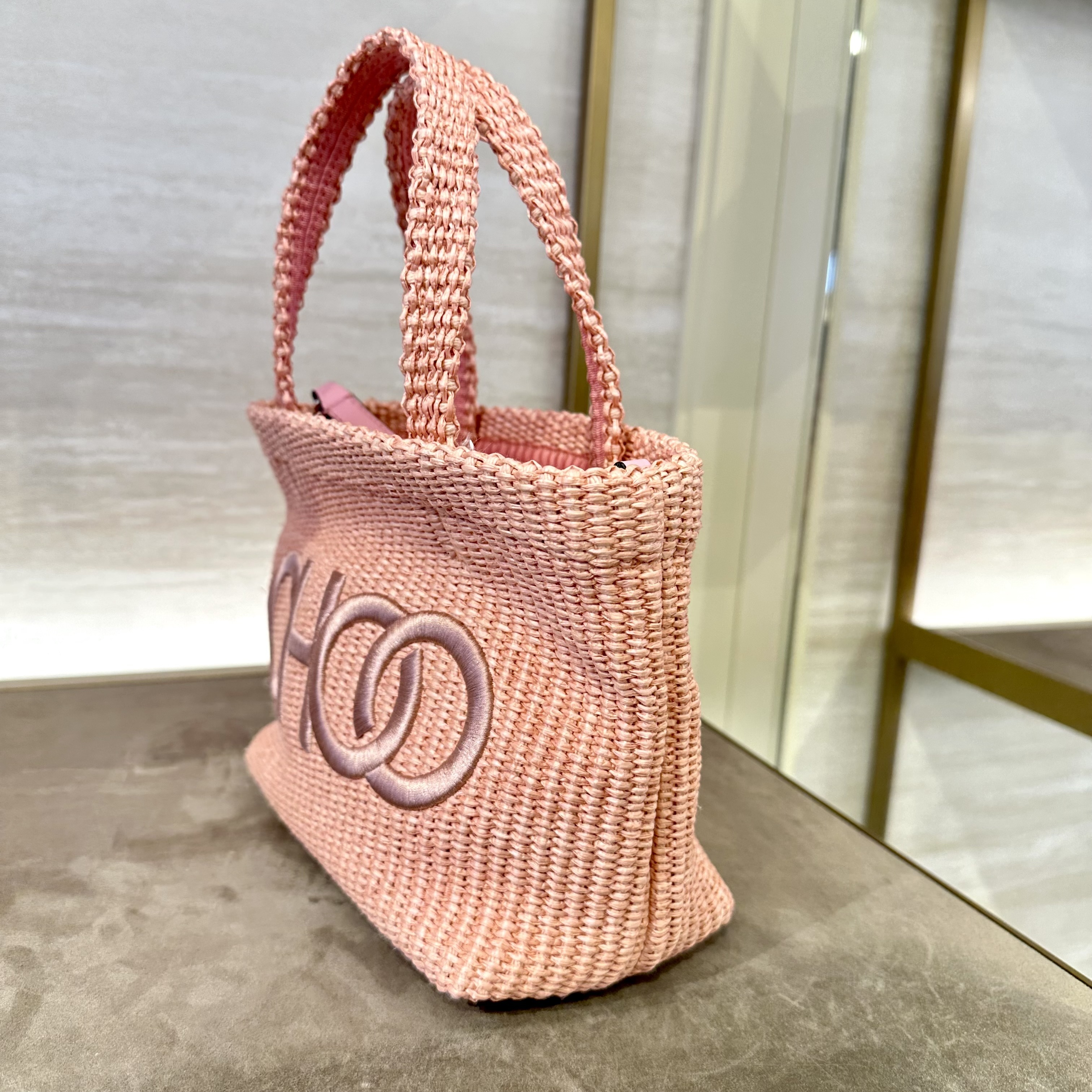 【 JIMMY CHOO 】ラフィア ロゴ 2way バッグ スモール (Jimmy Choo/トートバッグ) J000167367001【BUYMA】