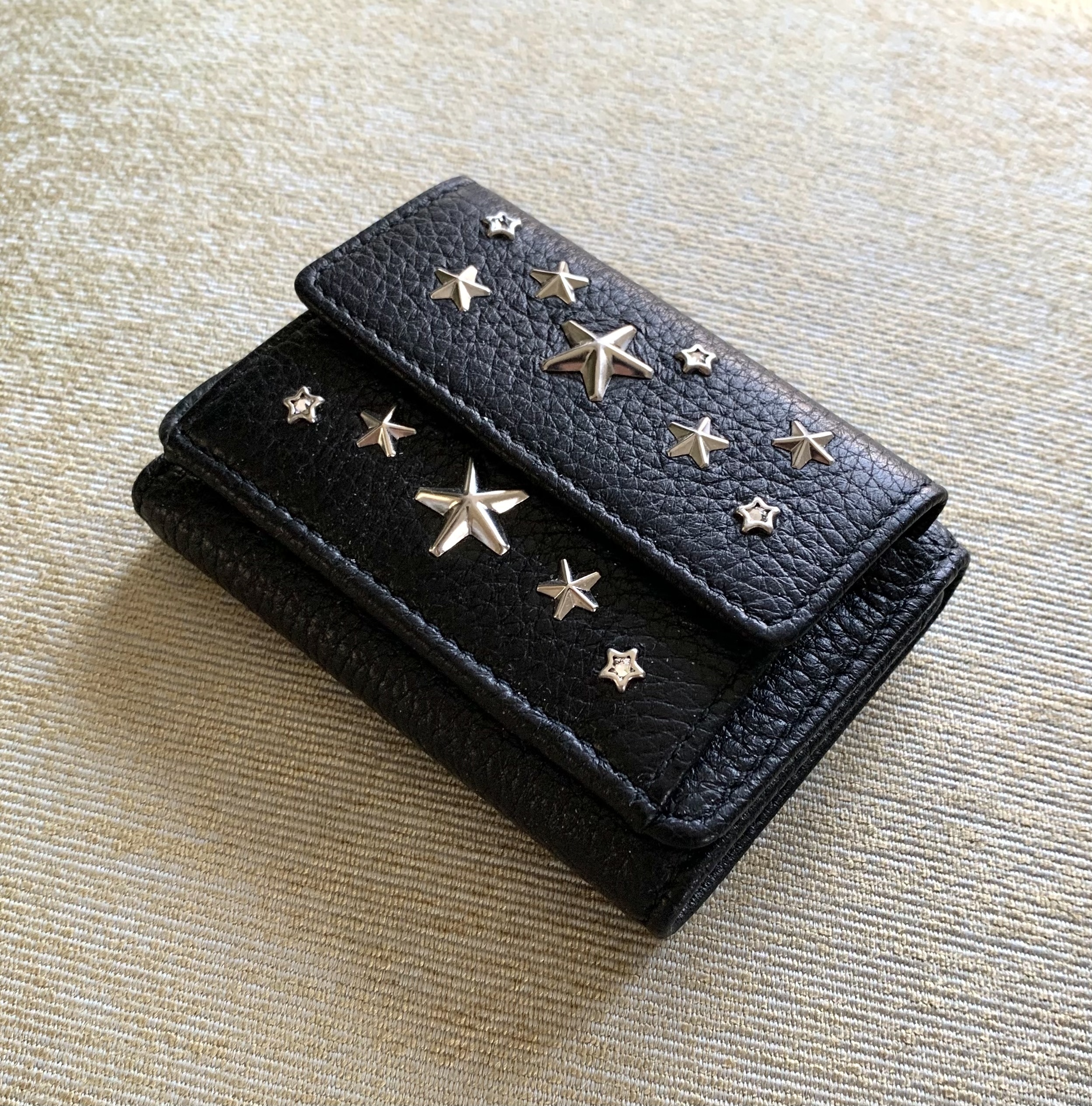 JIMMY CHOO 黒い三つ折り財布 星型スタッズ