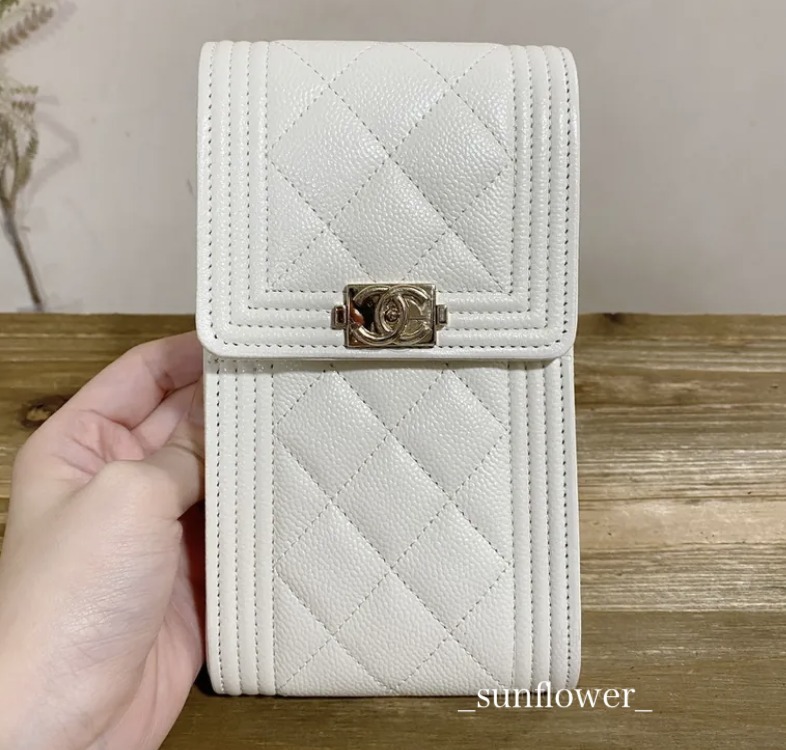 シャネル BOY CHANEL スマホバッグ キャビアスキン ホワイト