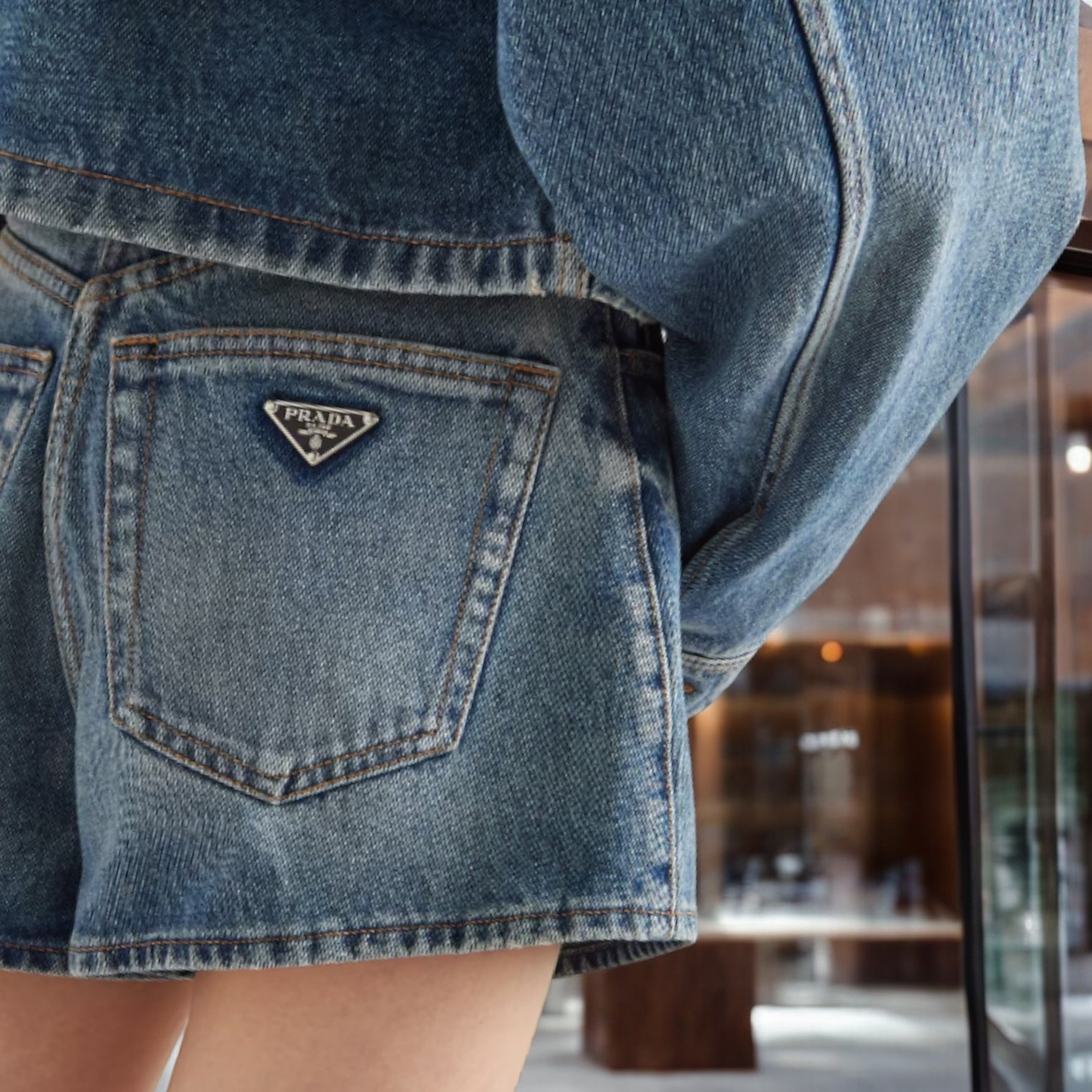PRADA 直営店より デニム ショートパンツ トライアングルロゴ