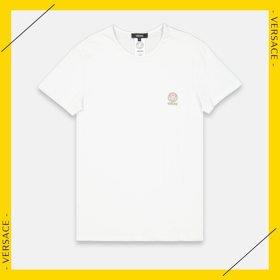 黒パンツ革靴バッグ帽子銀ピアスにVERSACEヴェルサーチTシャツ