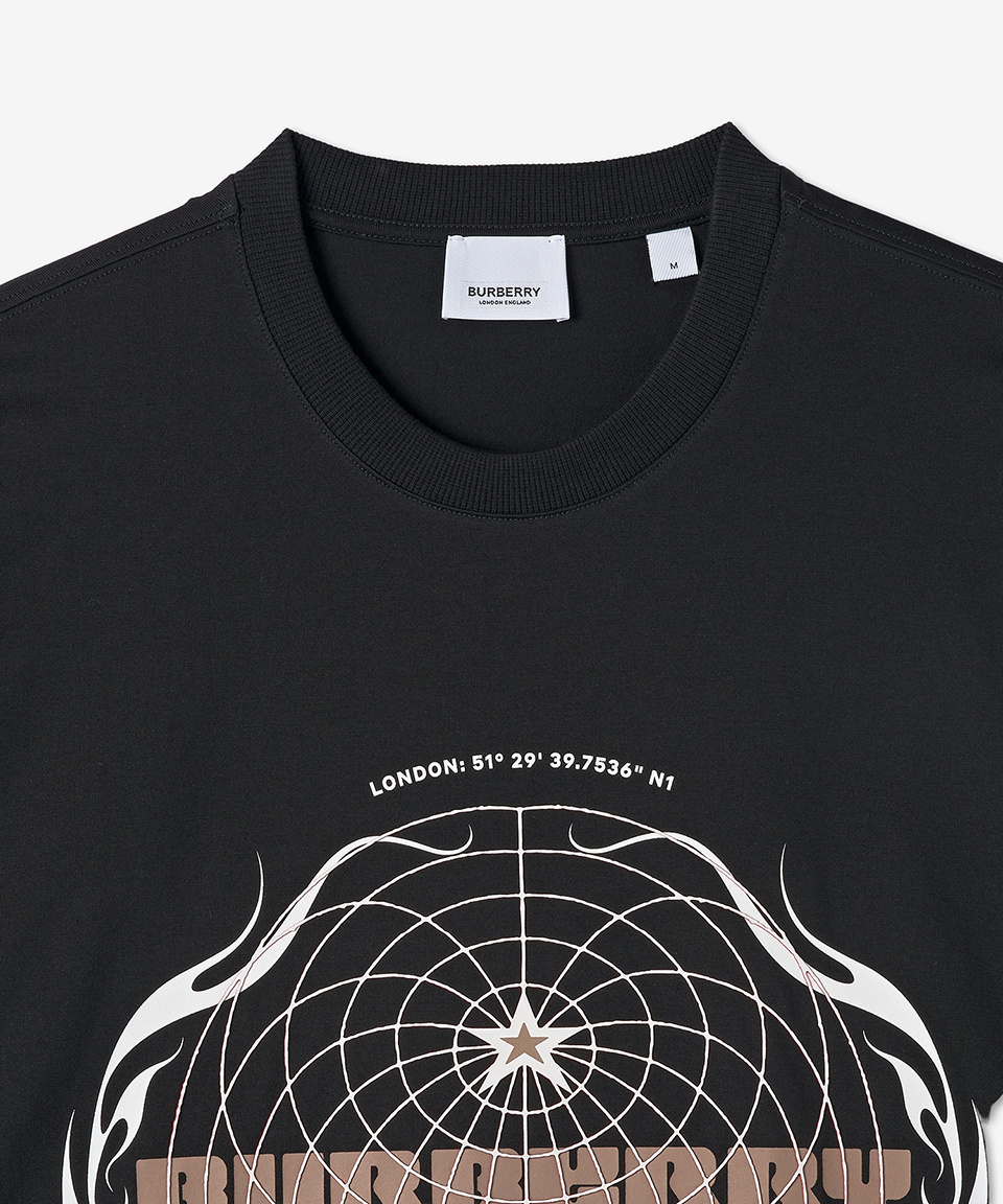 《BURBERRY》 GLOBE GRAPHIC PRINTED SHORT SLEEVE T SHIRT