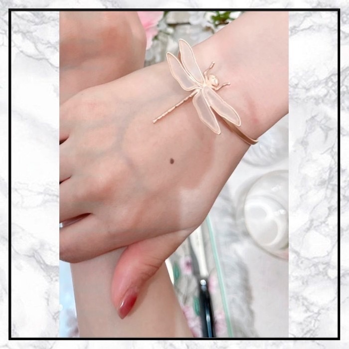 リアルで美しいトンボと一緒に\tDior\tHerbarium ブレスレット
