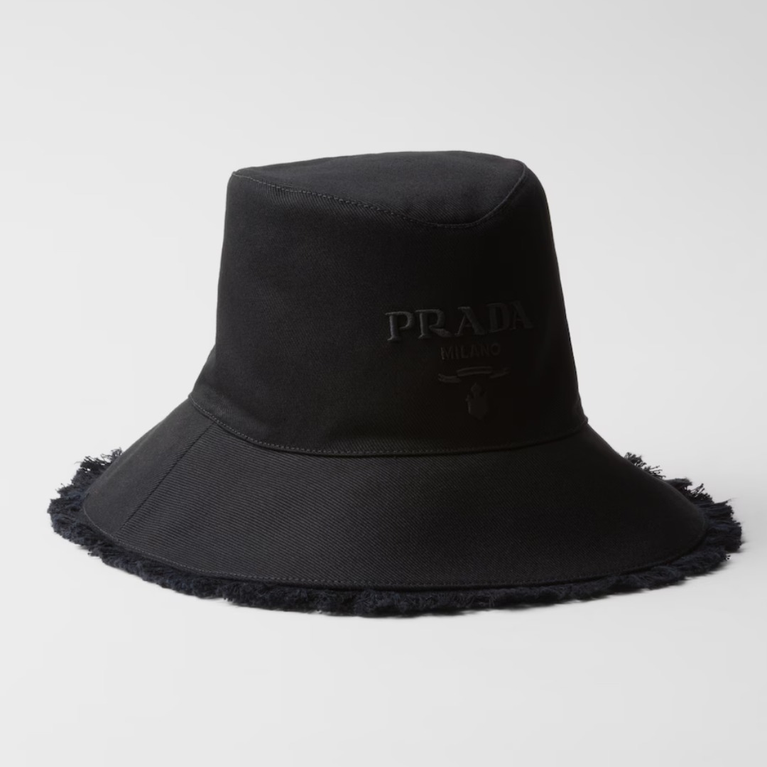 話題 PRADA◆ドリル つば広 フリンジ バケハ ストラップ付 ロゴ 話題 PRADA◇ドリル つば広 フリンジ バケハ ストラップ付 ロゴ