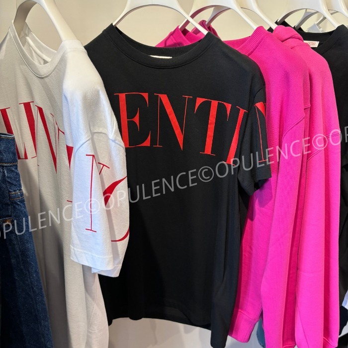 新着 関税送料込み VALENTINO プリント クルーネック T シャツ Valentino【関税込】コットン クルーネックTシャツ VLTNプリント