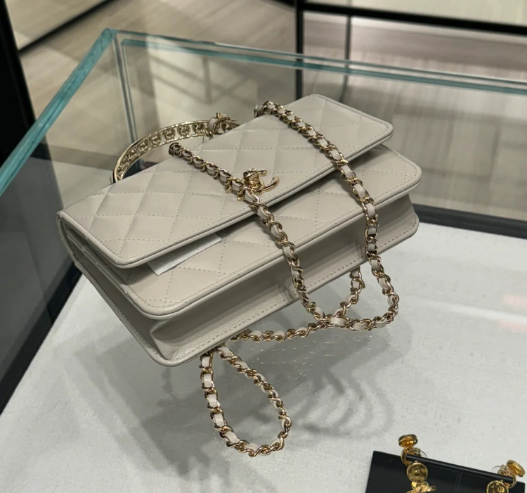 【CHANEL】ハンドルパールが可愛い♪ チェーン クラッチ CHANEL】ハンドルパールが可愛い♪ チェーン クラッチ