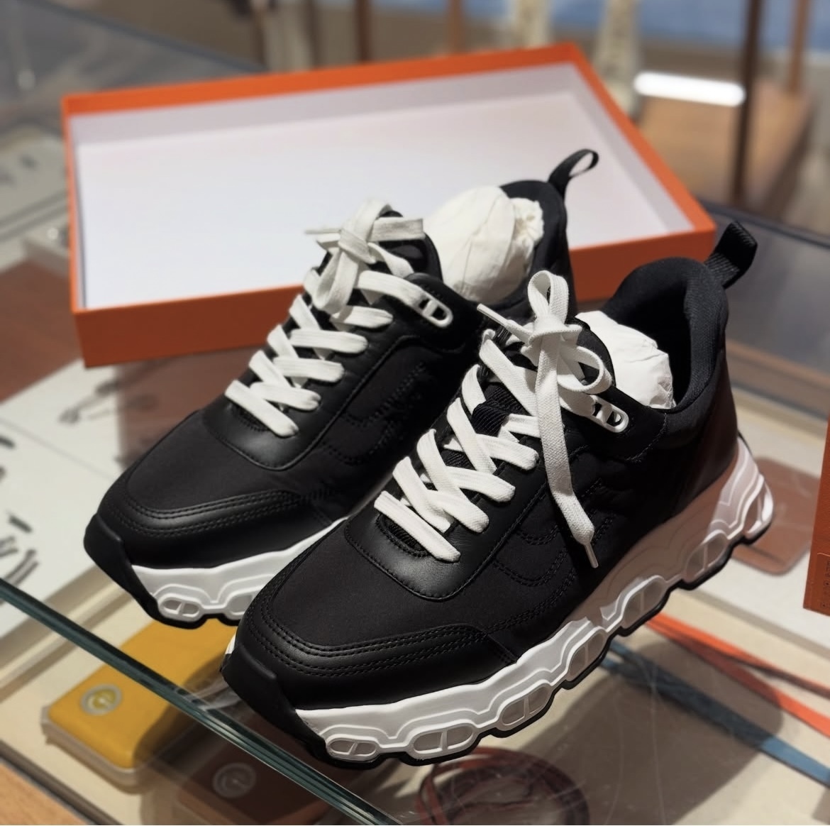 シェーヌダンクルソールが印象的\tHermes\tImpulse スニーカー