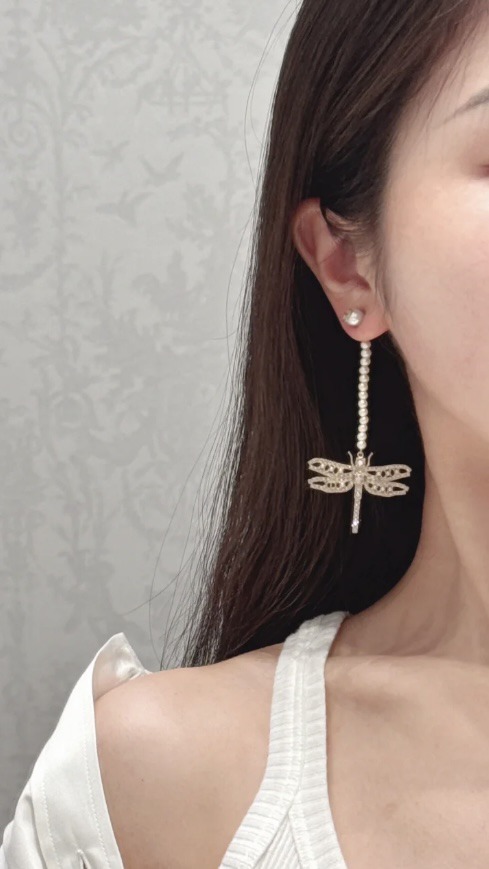 煌めくトンボモチーフが愛らしい Dior Night Herbarium ピアス