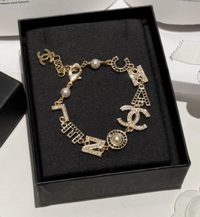 ヴィンテージライクなデザインが素敵 CHANEL ブレスレット