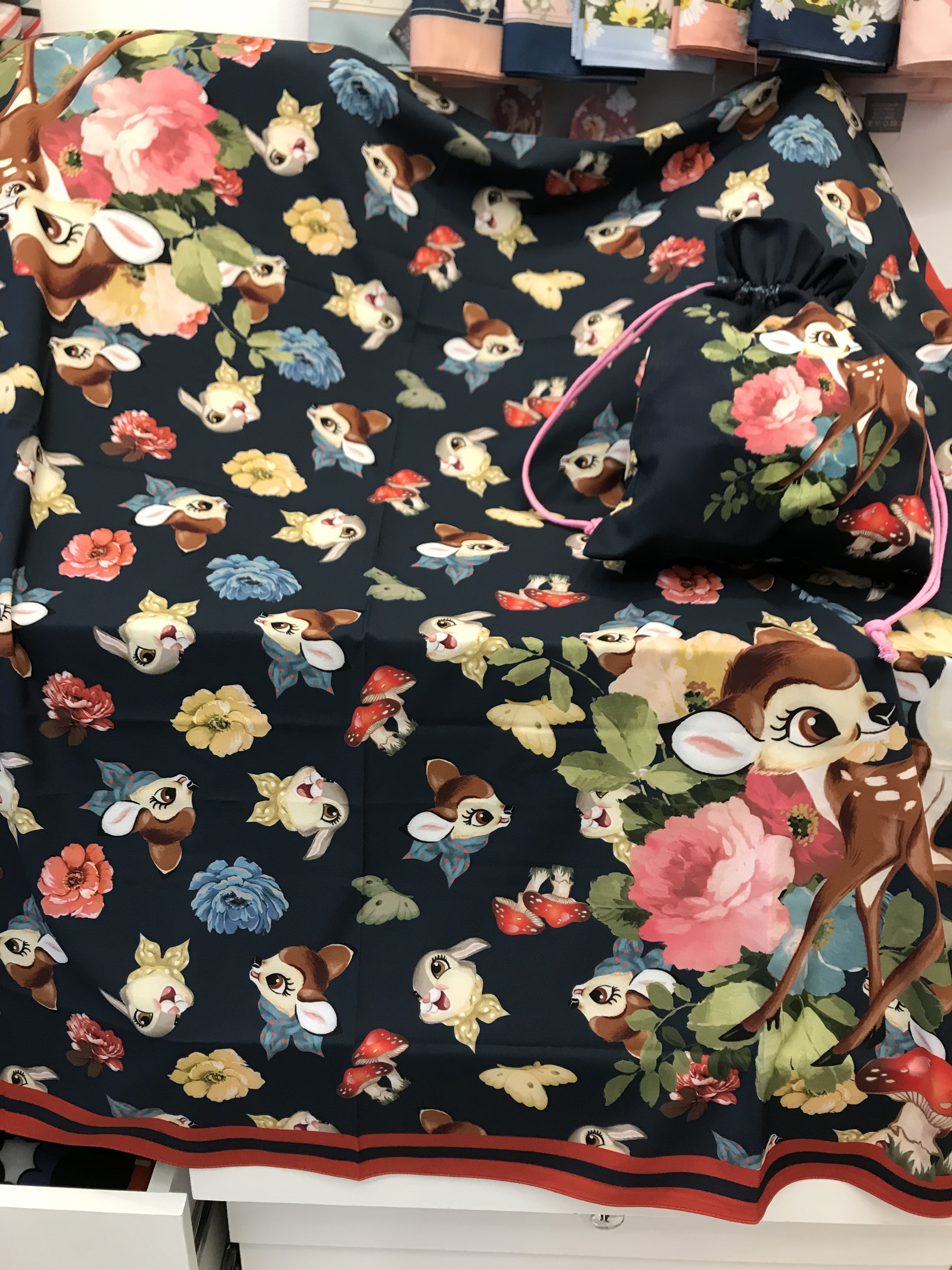 Disneyストール&巾着バンビ タイブランドkissmedoll 100×100cm