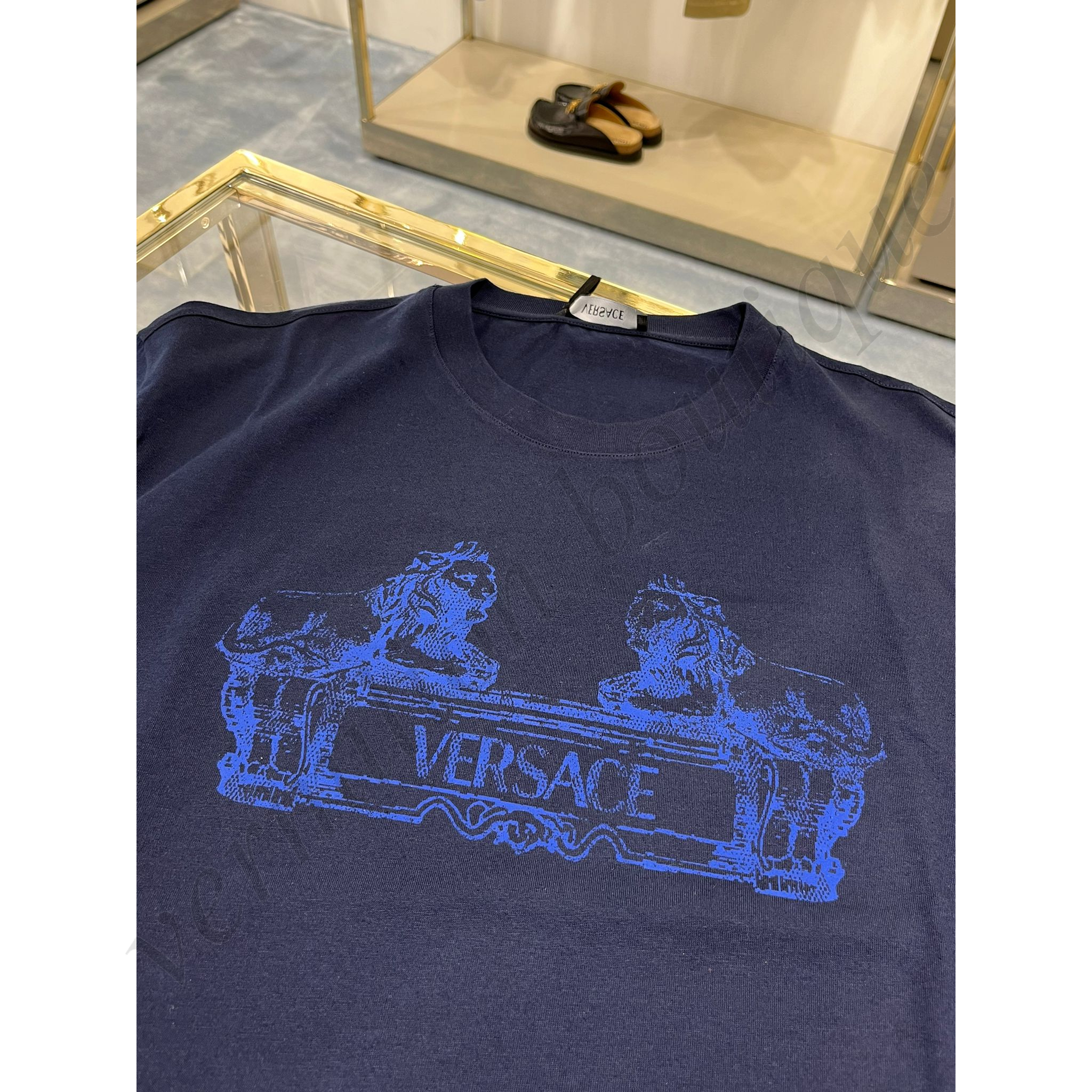 VERSACE ブランドロゴ カルトゥーシュ Tシャツ ブルー VERSACE ブランドロゴ カルトゥーシュ Tシャツ ブルー (VERSACE