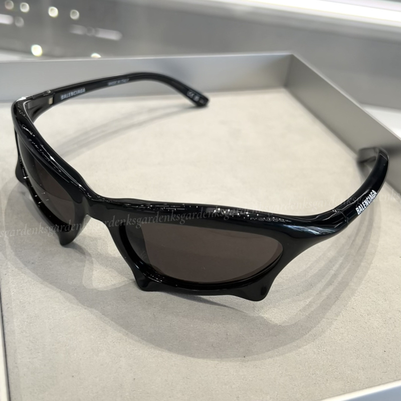 すぐ届く！BALENCIAGA BAT RECTANGLE サングラス