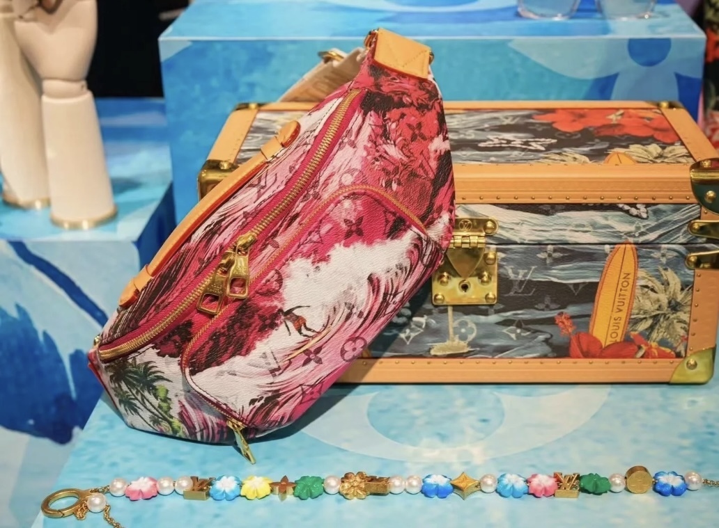 持てばアロハ〜な気分になる ド派手に Louis Vuitton バムバック