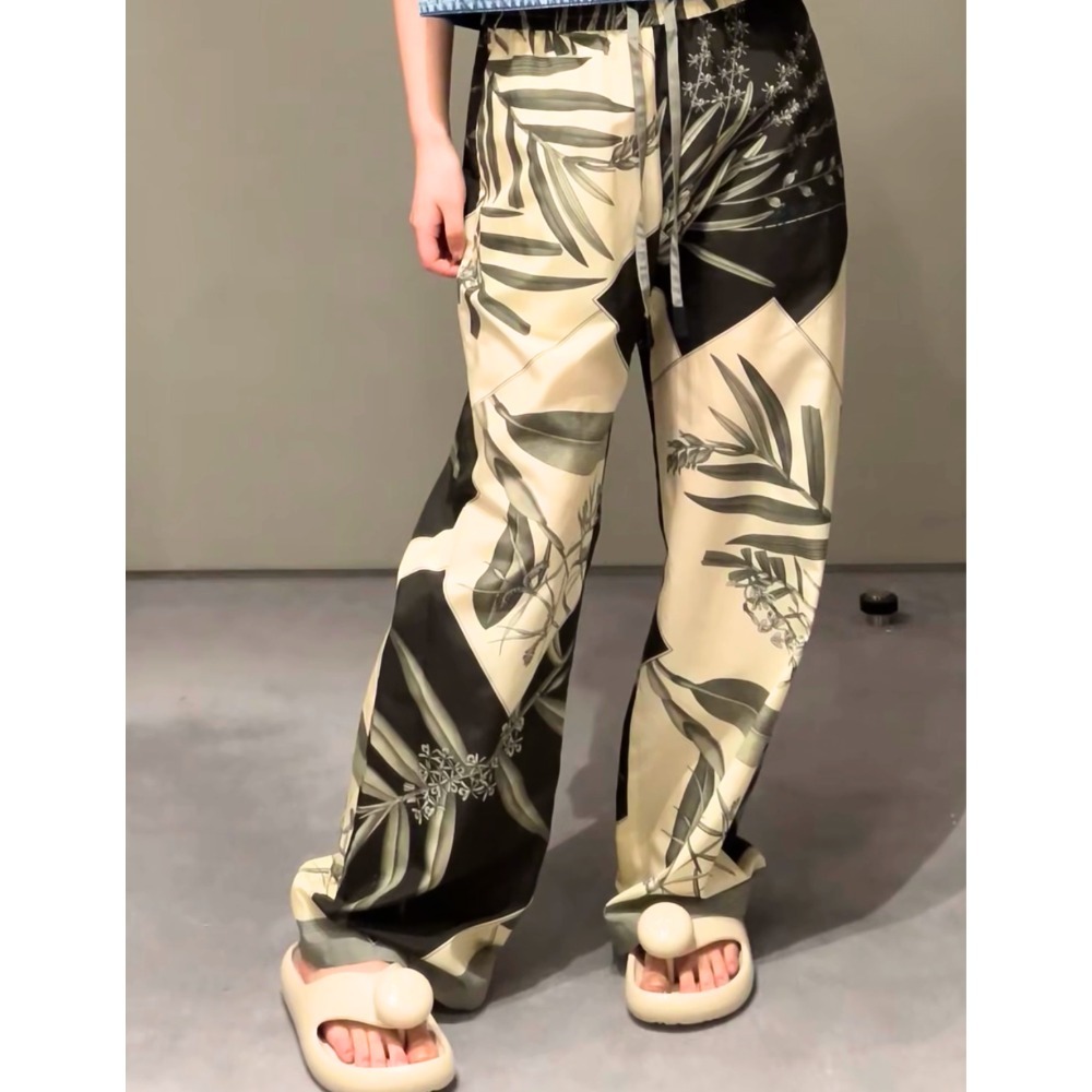《特徴的なアクセント》【LOEWE】フォームペブルサンダル ロゴ