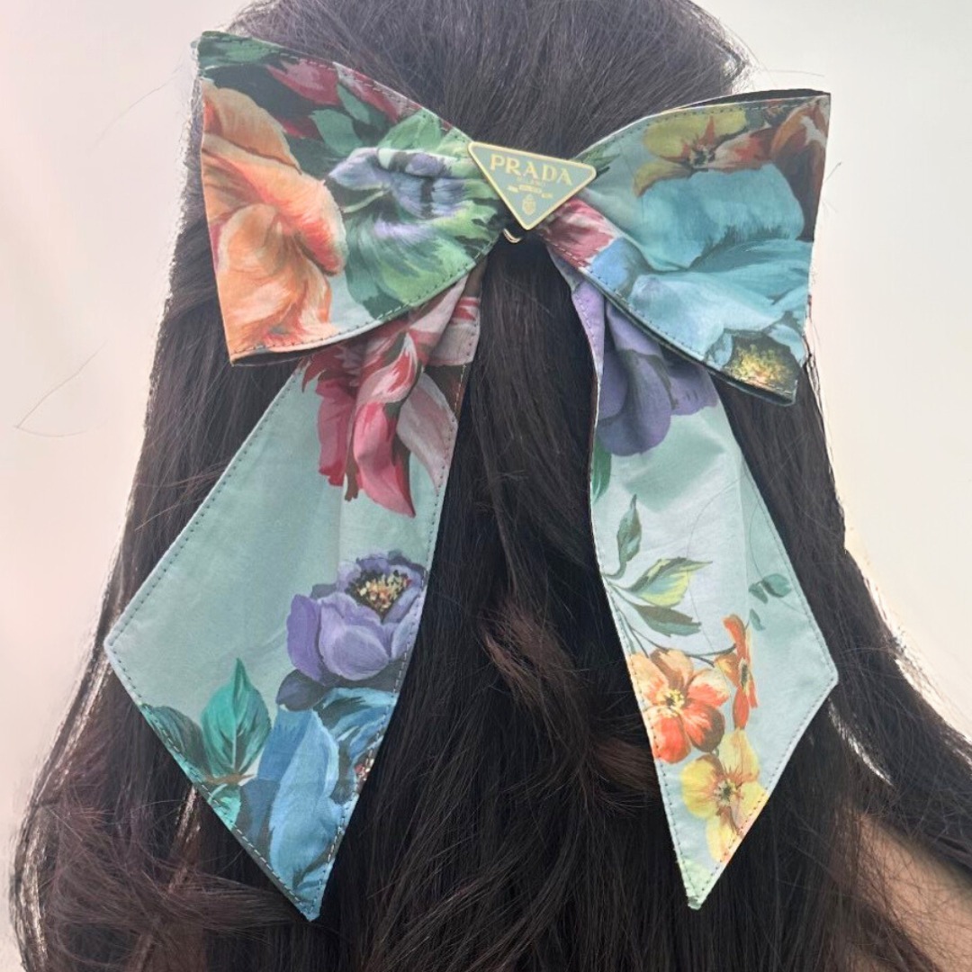 【入手困難】PRADA◆リボン ヘアクリップ 花柄プリント ロゴ付き 大注目】PRADA◇フラワープリント リボン ヘアクリップ ロゴ付