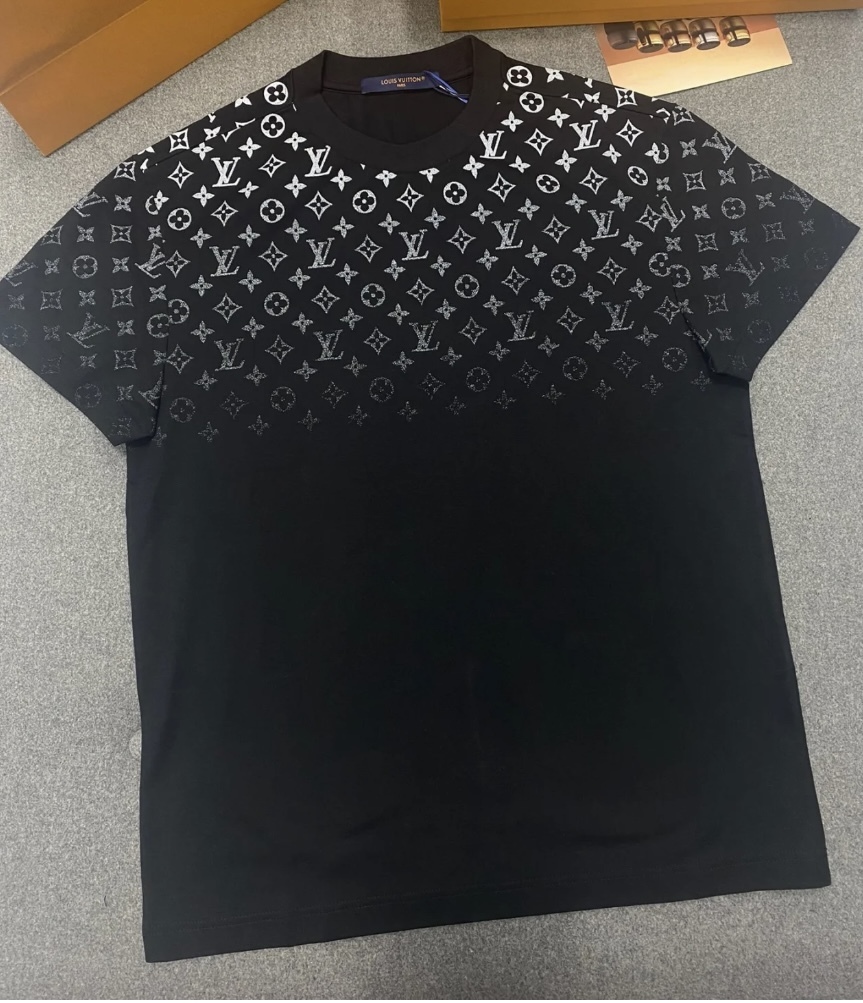 大人気！グラデーションモノグラムが◎ Louis Vuitton Tシャツ