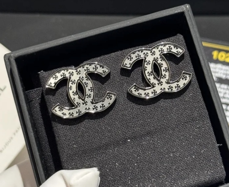 よく見ると幸せを呼ぶ四葉のクローバー柄！CHANEL ピアス