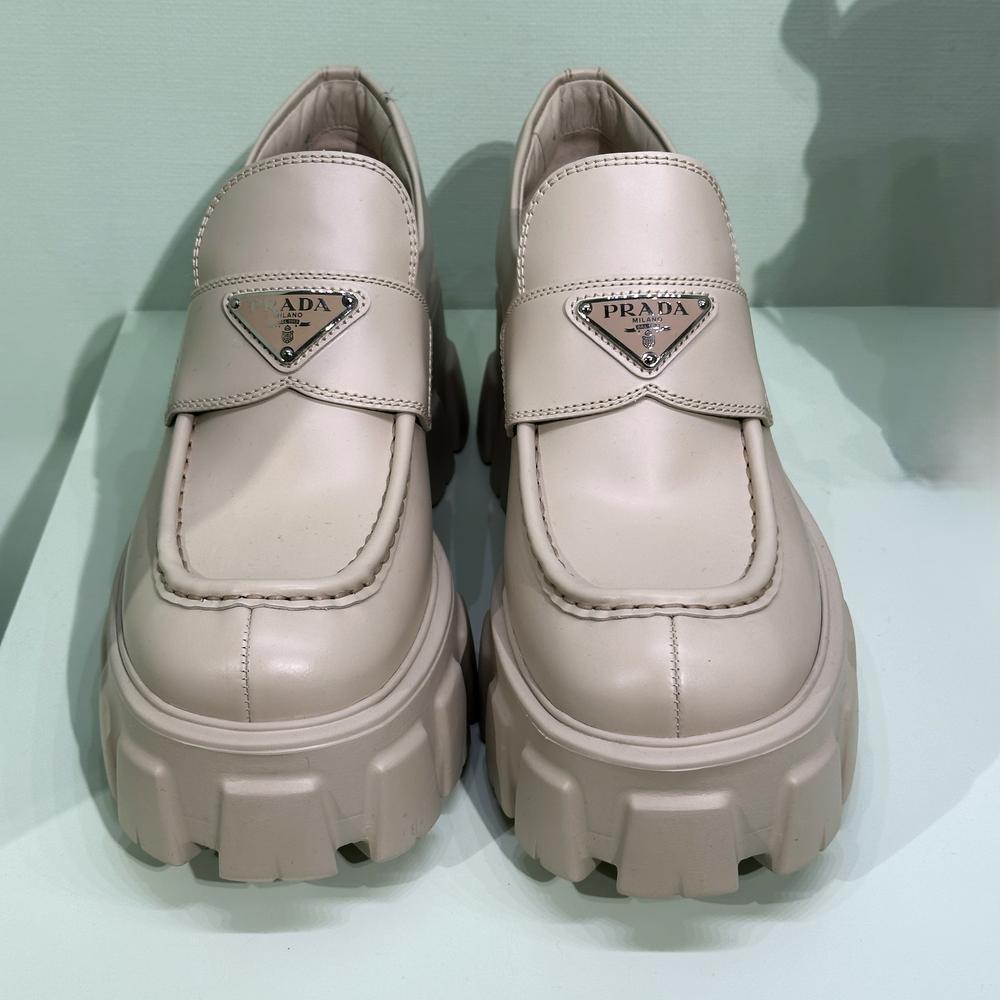 【PRADA】ブラッシュドレザー モノリス ローファー/Desert Beige