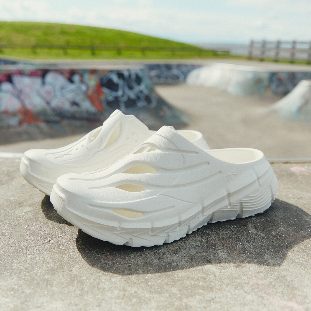 REEBOK】Zig Clog ☆Cream☆韓国発☆大人気 (Reebok/サンダル