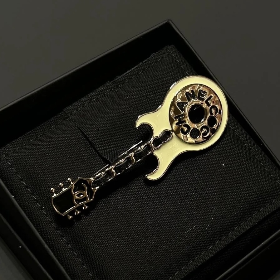 コーデのワンポイントに♪】CHANEL ブローチ ギター