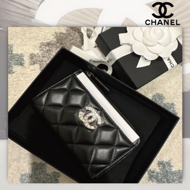 24P★CHANELフラグメントケース キラキラロゴ CHANEL(シャネル) フラグメントケース 《ロゴがキラキラ》