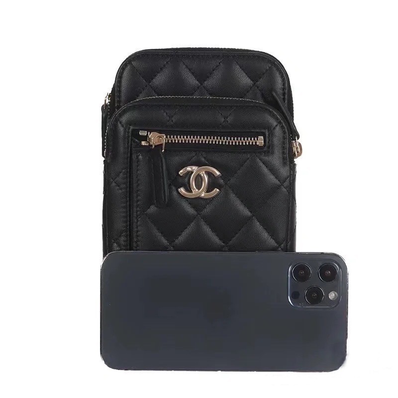 ちょっとしたお出かけに便利☆CHANEL スマートフォンホルダー