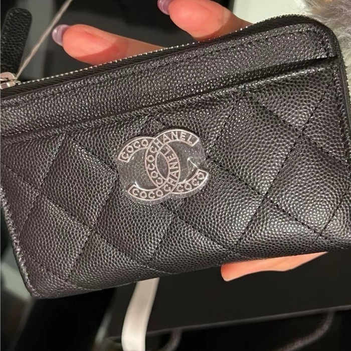 【CHANEL】激レア限定フラグメントケース 国内や各国でも完売中!