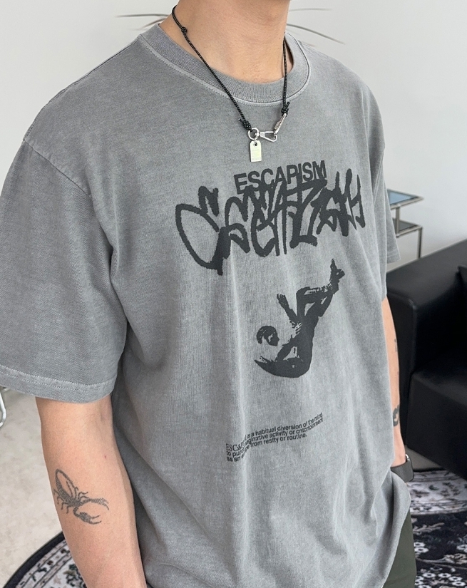 【SATIIIZ】ESC Pigment Short-Sleeved T-shirt SATIIIZ】ESC Pigment Short-Sleeved T-shirt (SATiiiZ/Tシャツ