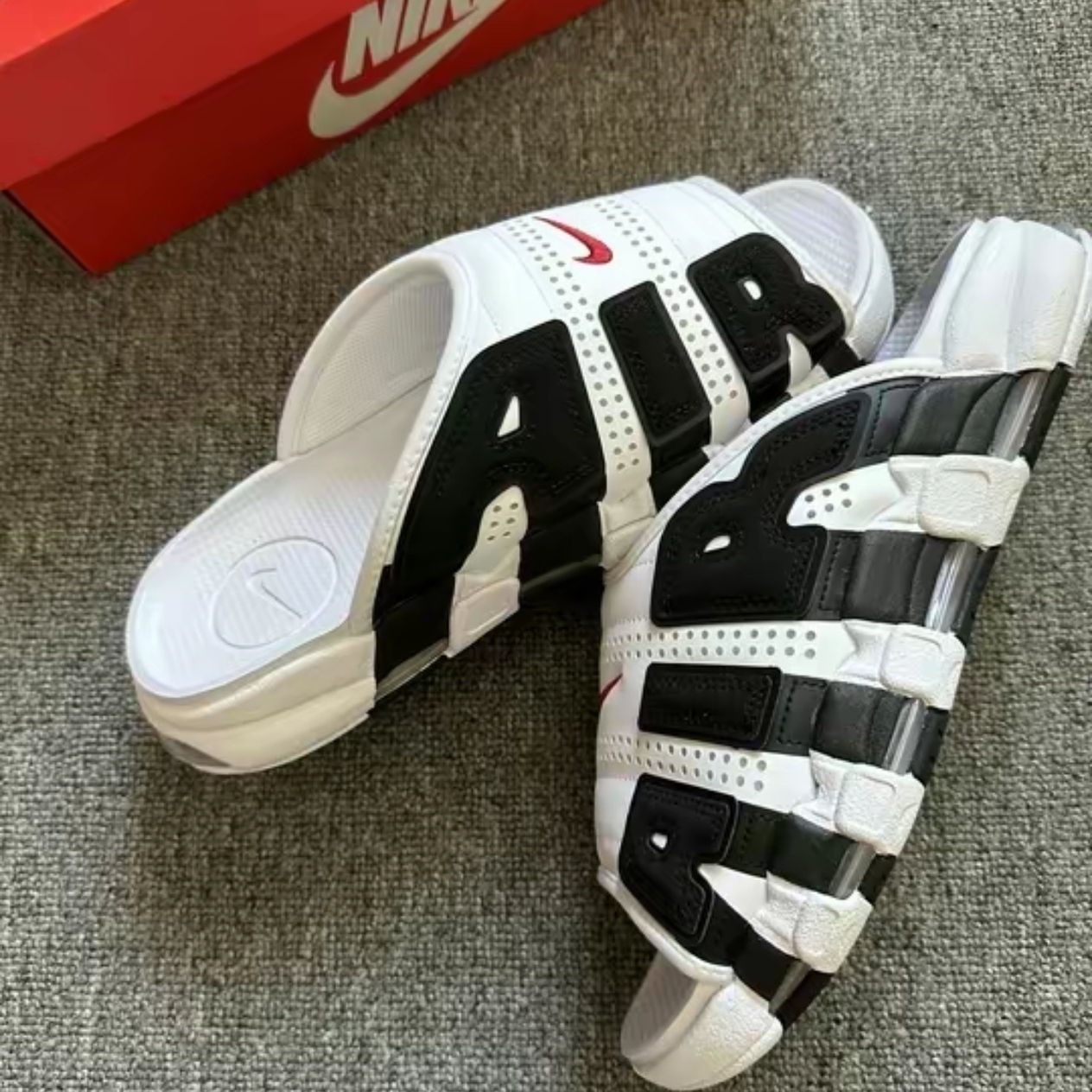 ◆NIKE◆AIR MORE UPTEMPO SLIDE 男女共用 White&Black◆大人気