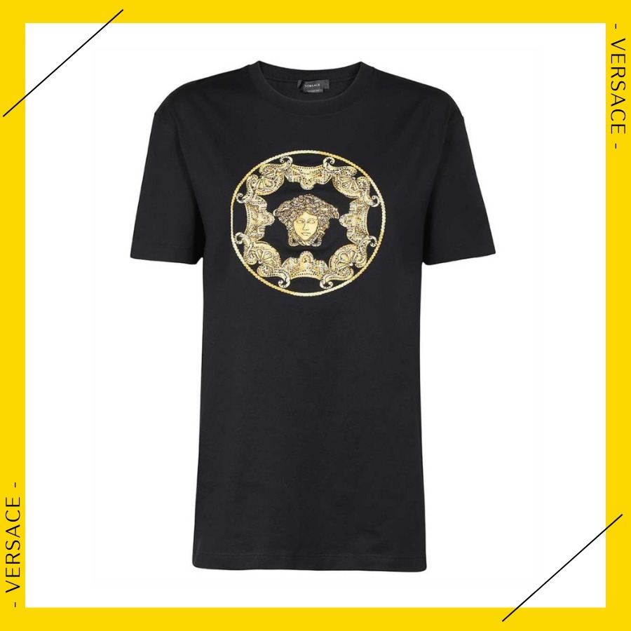 金ピアスパンツサンダル帽子バッグにVERSACEヴェルサーチTシャツ